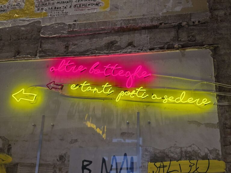 Scritta luminosa in vetro cristallo sagomato a mano presso Mercato Centrale Milano4